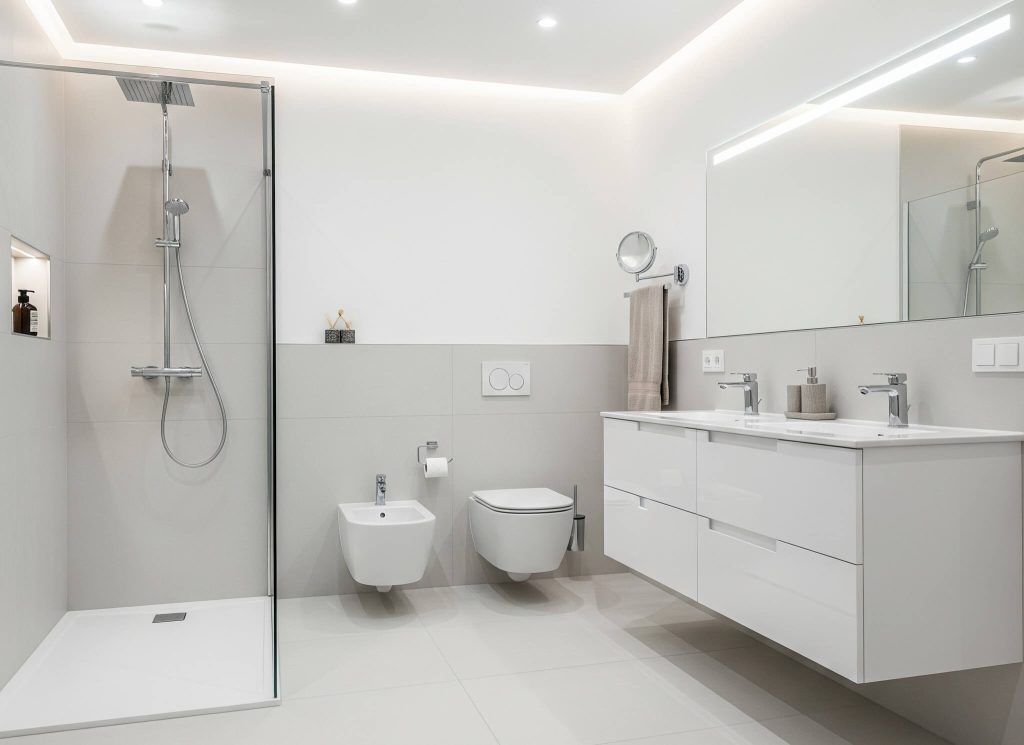 Modernizza il bagno con doccia e sanitari sospesi